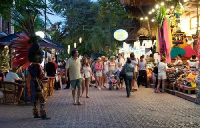 Shopping on Tulum Avenue in Cancun