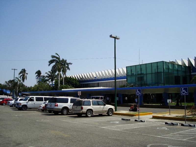 How to get from Acapulco airport to the center