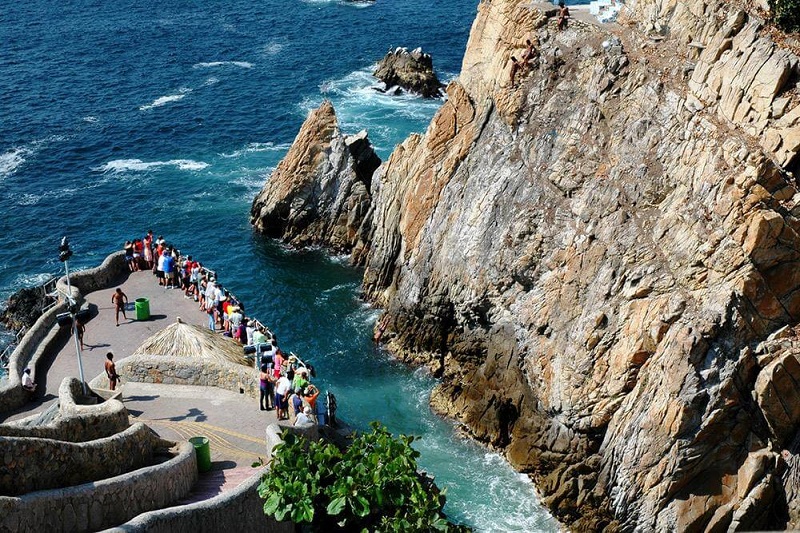 People in La Quebrada in Acapulco