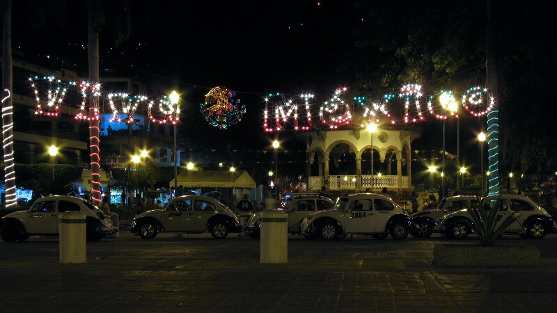 Zócalo (Plaza Alvarez) at night in Acapulco