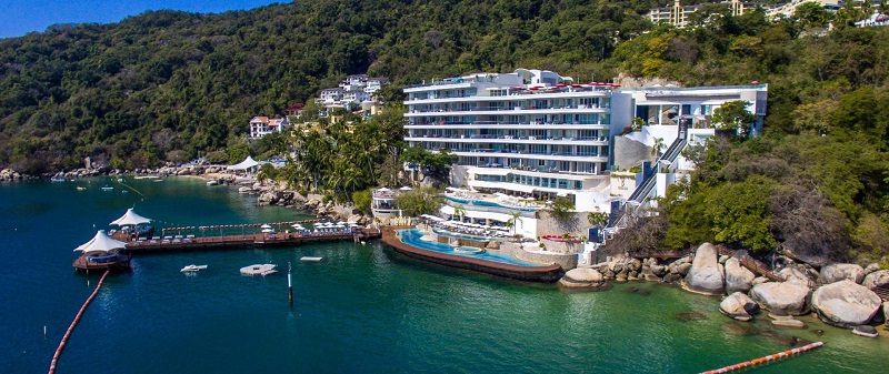 Hotel on Pichilingue beach in Acapulco