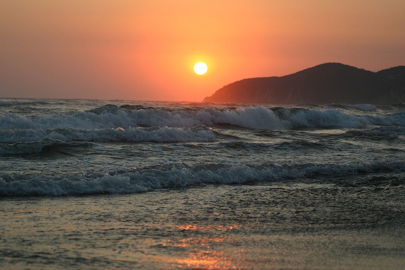Sunset on Pichilingue beach in Acapulco