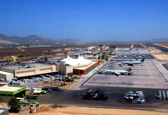 How to get from Los Cabos airport to the tourist center