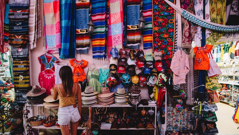 Buying souvenirs in Los Cabos