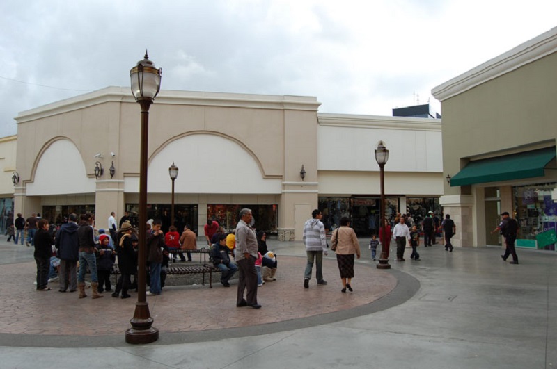 People at the Plaza Río Tijuana mall